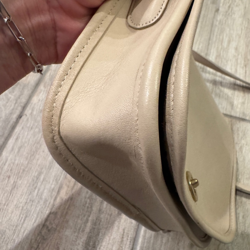 Elegant Coach Cream Shoulder Bag - Picture 4 of 14